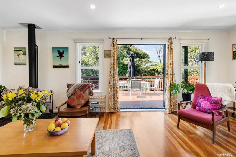 1086 Scenic Drive North, Swanson, Auckland - Carousel 2