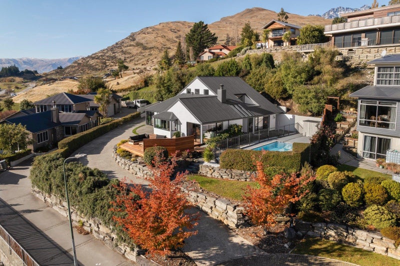 8 Elizabeth Place, Kelvin Heights, Queenstown - Carousel 1