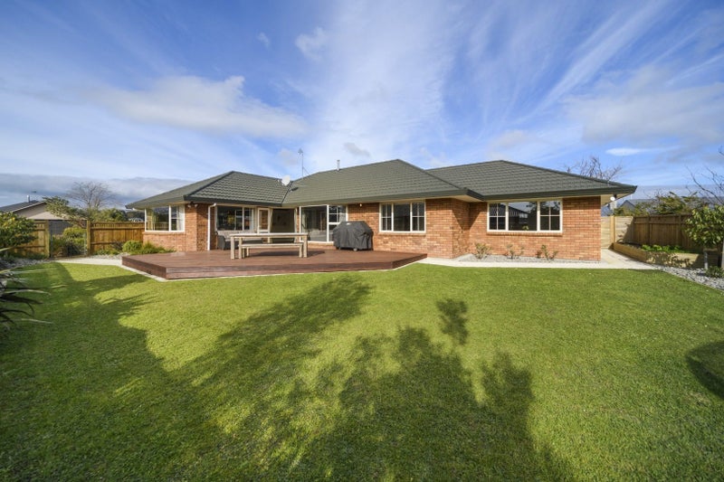 5 Sycamore Crescent, Fitzherbert, Palmerston North - Carousel 12