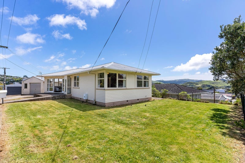 2 Christopher Way, Paparangi, Wellington - Carousel 1