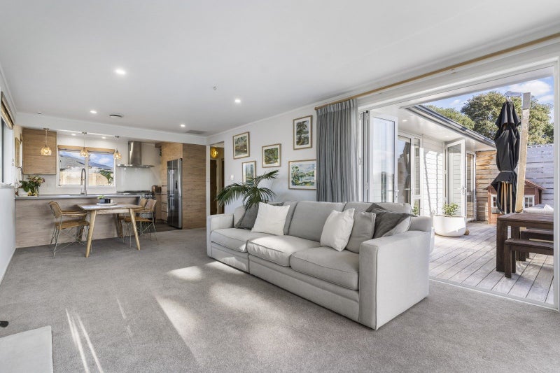 58 Cobham Crescent, Kelston, Auckland - Carousel 1