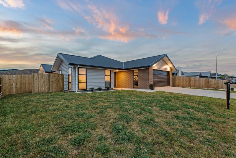 20 Atlantic Drive, Fitzherbert, Palmerston North - Carousel 1