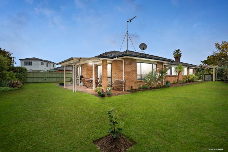 17 Lothian Brae, Wattle Downs, Auckland - Carousel 1