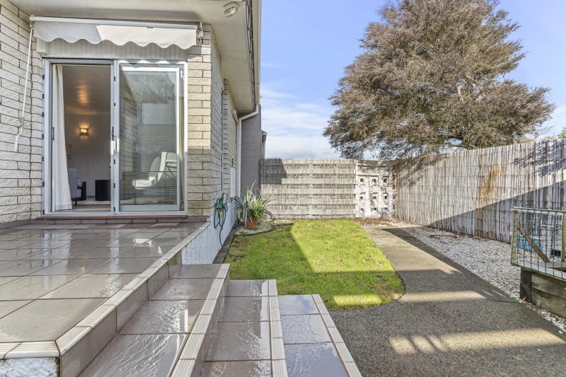 1 La Salle Drive, Westown, New Plymouth - Carousel 24