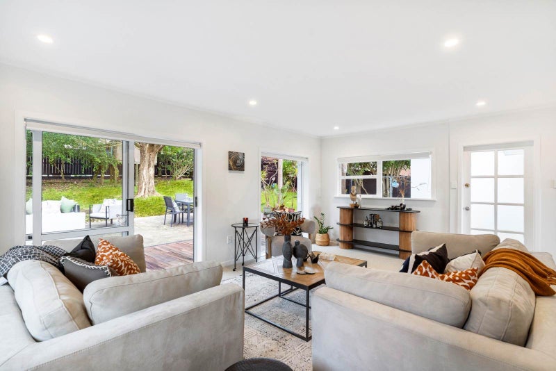 2/4 Corunna Road, Milford, Auckland - Carousel 2