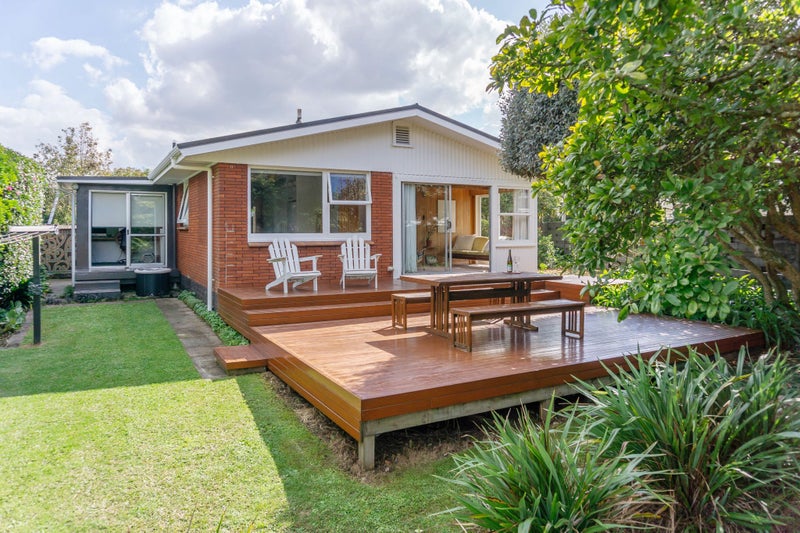 14 Carlson Crescent, Silverdale, Hamilton - Carousel 1