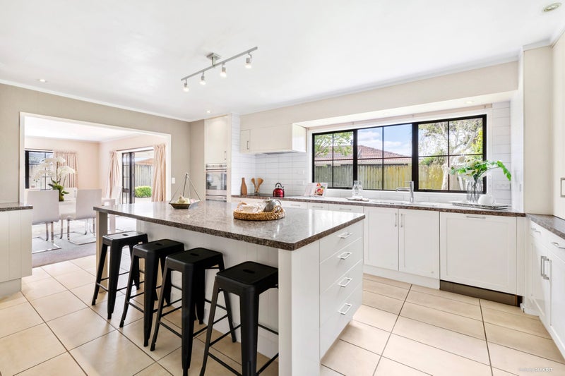 8 Reynard Terrace, Conifer Grove, Takanini - Carousel 1