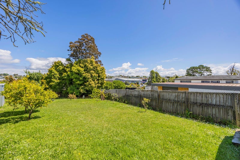 19 Newport Place, Forrest Hill, Auckland - Carousel 2