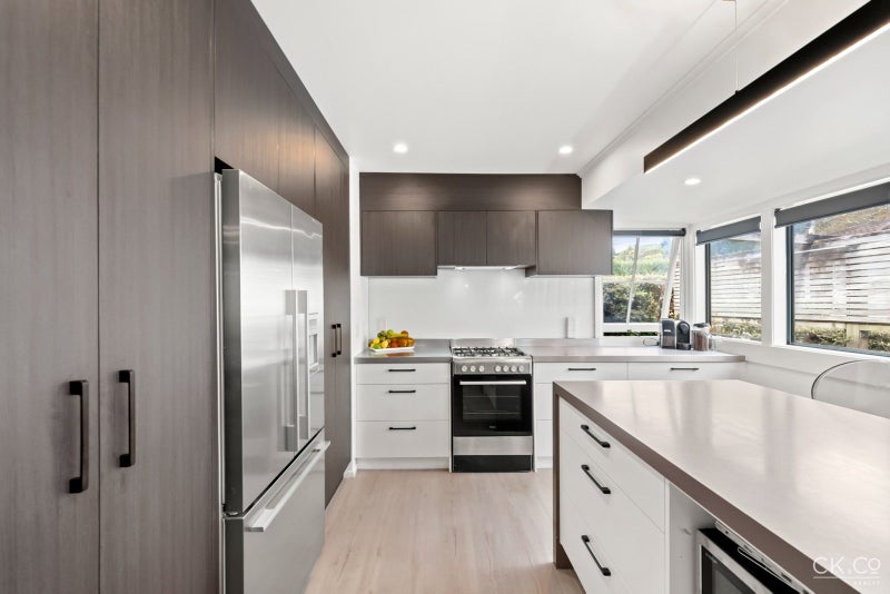 10 Dowling Grove, Silverstream, Upper Hutt - Carousel 2