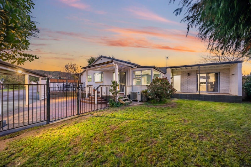 12 Coates Grove, Silverstream, Upper Hutt - Carousel 1