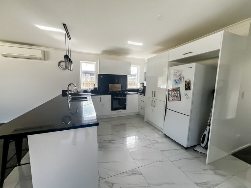 10 Ivy Lane, Kelvin Grove, Palmerston North - Carousel 2