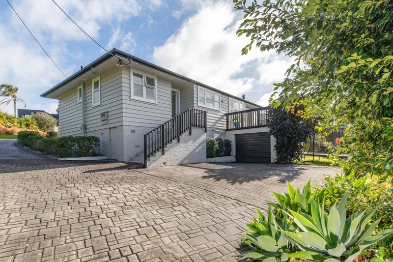 1/160 Cliff View Drive, Green Bay, Auckland - Carousel 1