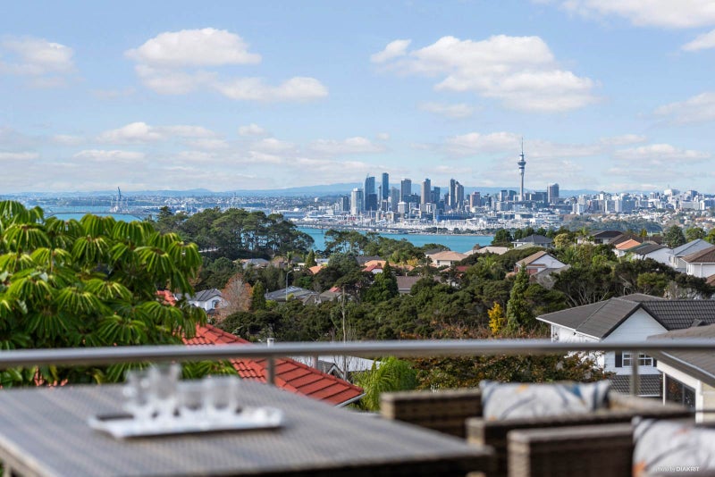 8 Bragato Place, Chatswood, Auckland - Carousel 1