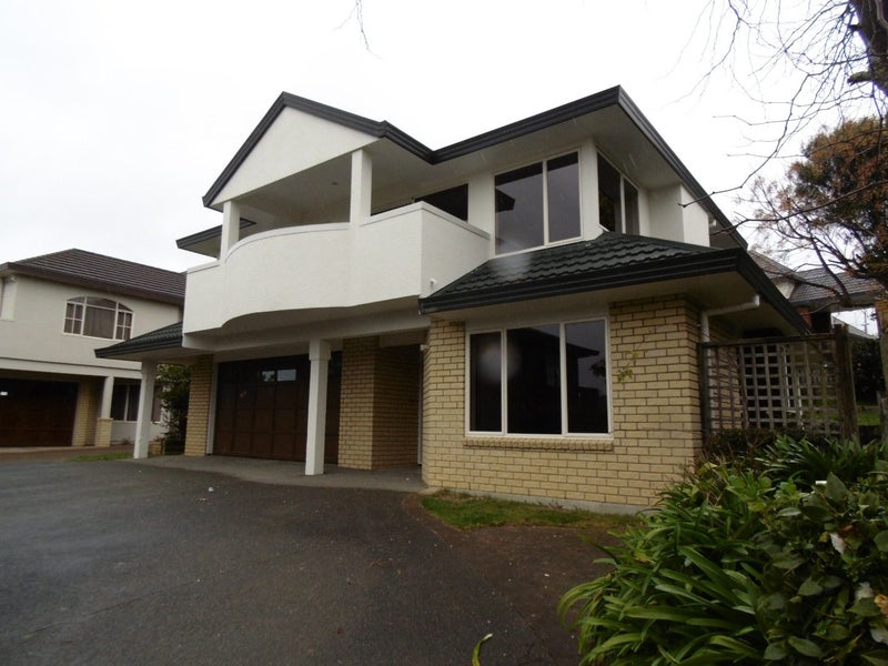 1/100 Simmental Crescent, Somerville, Manukau - Carousel 1