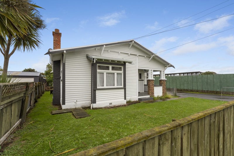 8 Holyoake Street, Whanganui East, Whanganui - Carousel 1