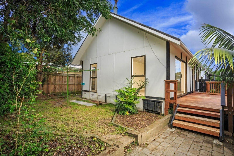 2/23 Tonkin Drive, Sunnynook, Auckland - Carousel 1