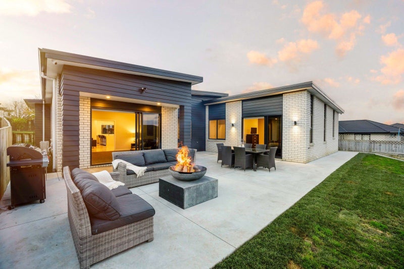 10 Kapua Crescent, Rototuna North, Hamilton - Carousel 1