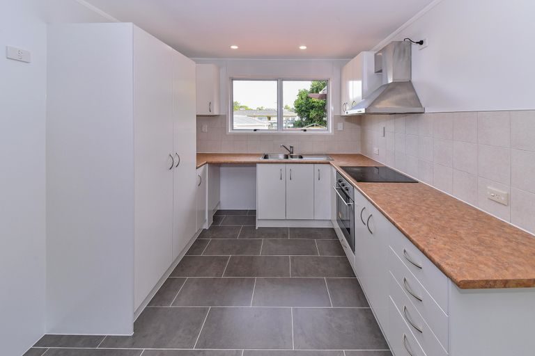 24 Hyperion Drive, Randwick Park, Auckland - Carousel 1