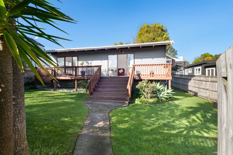 12A Cliff View Drive, Green Bay, Auckland - Carousel 1