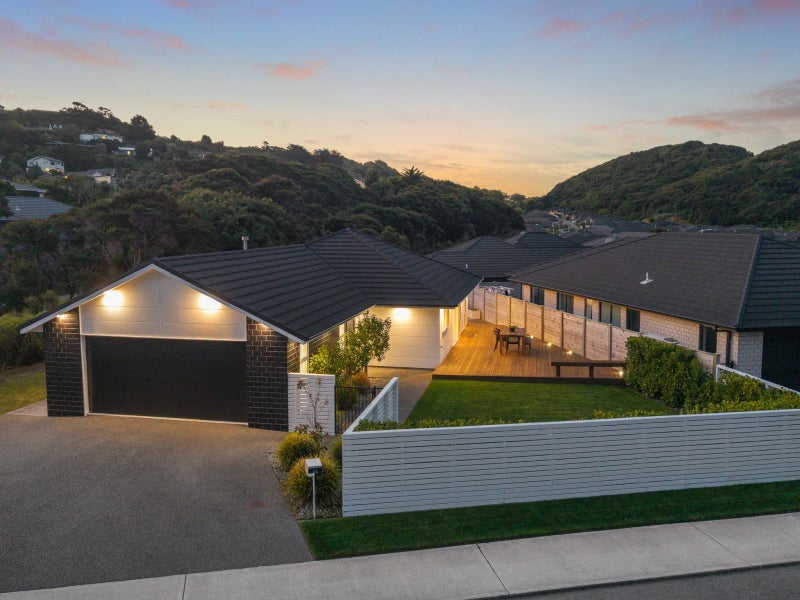 44 Tradewinds drive, Whitby, Porirua - Carousel 1