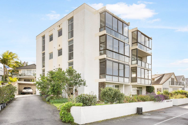 1B/18 King Edward Parade, Devonport, Auckland - Carousel 1