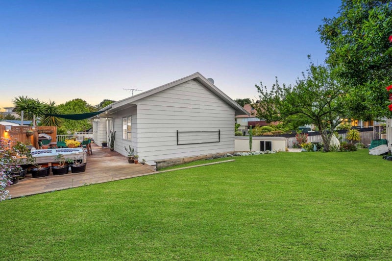 81A William Bayes Place, Red Beach - Carousel 2