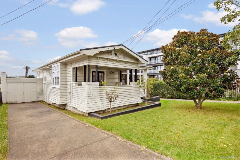 15 Walmer Road, Point Chevalier, Auckland - Carousel 1