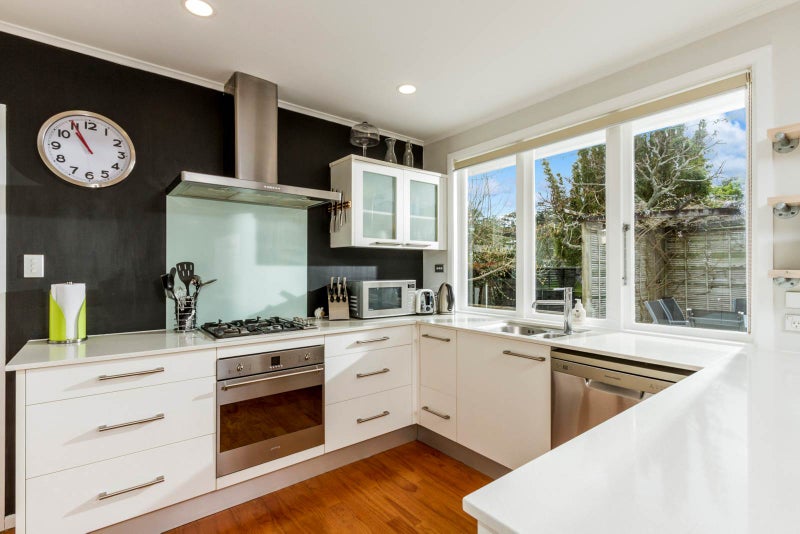 31 Selwyn Crescent, Forrest Hill, Auckland - Carousel 2