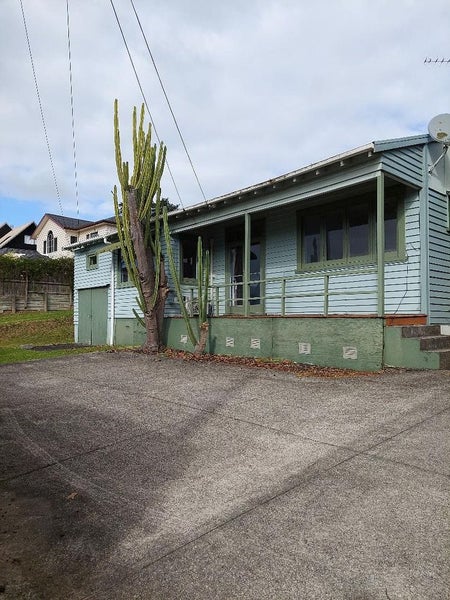 33 Hoskins Avenue, Hillsborough, Auckland - Carousel 1