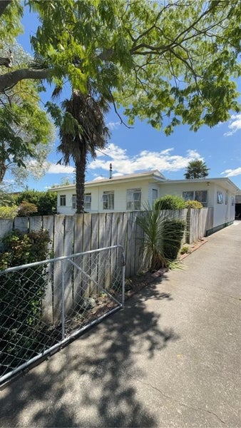1406 Woodstock Avenue, Mayfair, Hastings - Carousel 1
