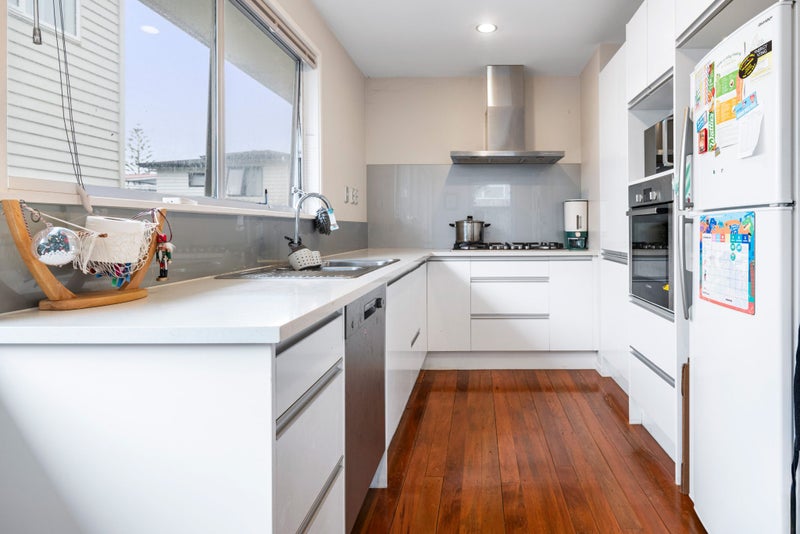 27 Normanton Street, Glenfield, Auckland - Carousel 2