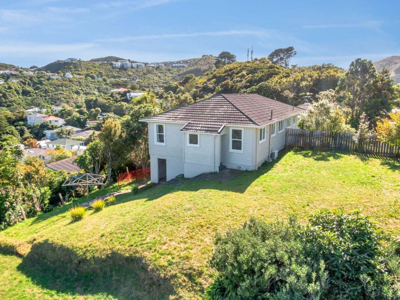 8 Montgomery Avenue, Karori, Wellington - Carousel 1