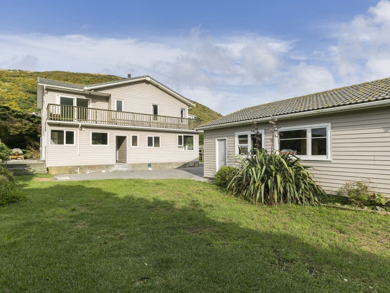 1072 Makara Road, Mākara Beach - Carousel 1