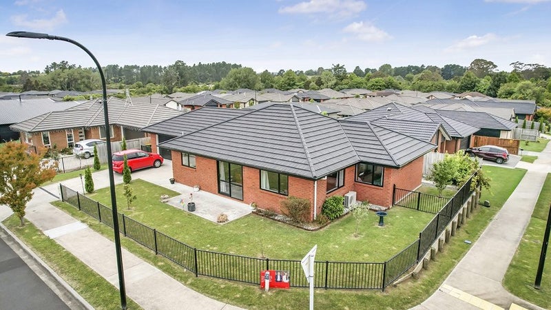 25 Bostonkip Crescent, Fitzroy, Hamilton - Carousel 1