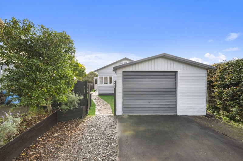 24A Tahi Terrace, Glen Eden, Auckland - Carousel 1
