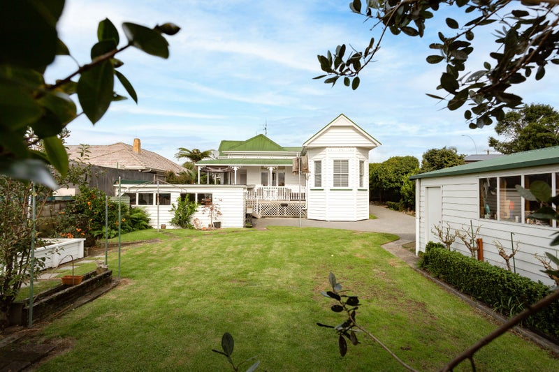 46 Forest Lake Road, Forest Lake, Hamilton - Carousel 1