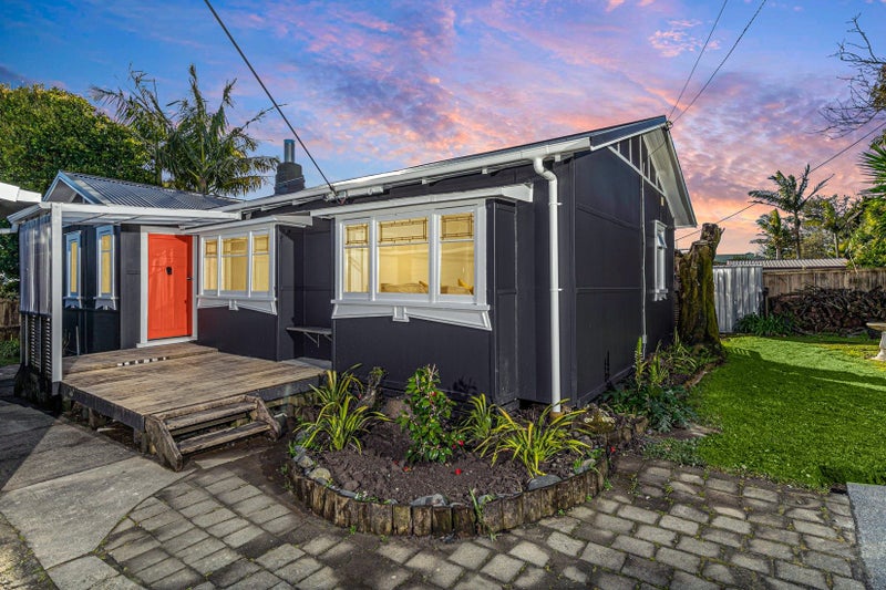 117 Te Atatu Road, Te Atatu South, Auckland - Carousel 1