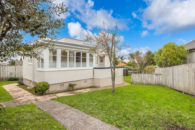 57 Old Lake Road, Narrow Neck, Auckland - Carousel 1
