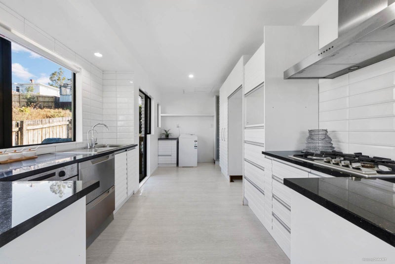 1/58 Awaroa Road, Sunnyvale, Auckland - Carousel 2