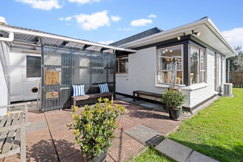 2/1 Glengowan Place, Conifer Grove, Takanini - Carousel 1