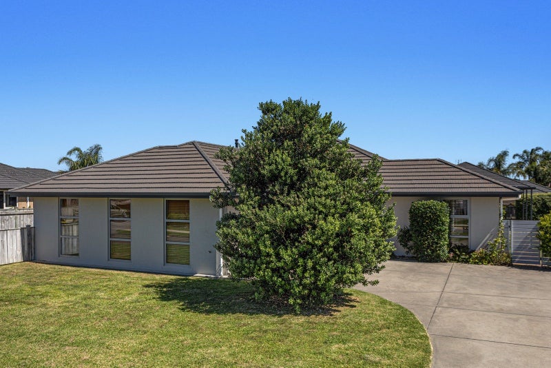 15 Dawn Parade, Coastlands, Whakatane - Carousel 1