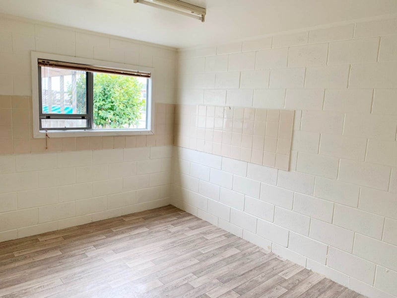 1 Scanlen Terrace, Kelston, Auckland - Carousel 2