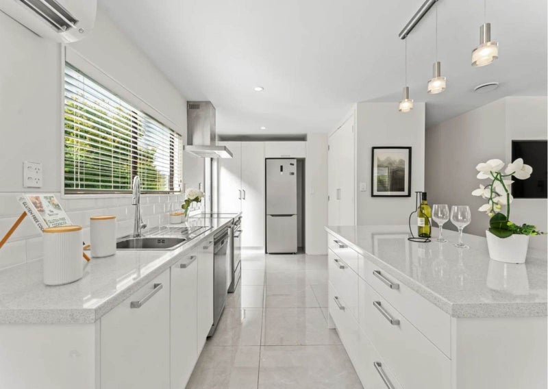 2/1B Eugenia Rise, Totara Heights, Auckland - Carousel 1