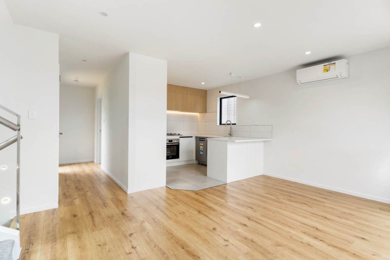 8B Datura Place, Sunnynook, Auckland - Carousel 2