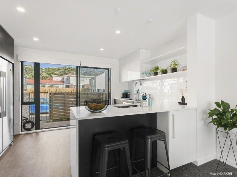 2/12 Stanley Street, Berhampore, Wellington - Carousel 1