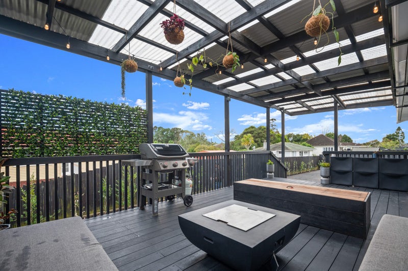 37 Castleford Street, Green Bay, Auckland - Carousel 1