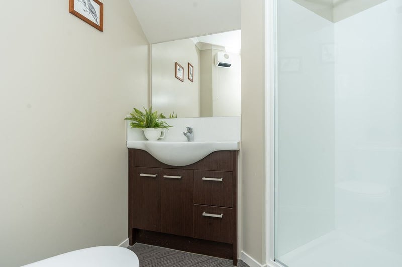 18C Kelvin Place, Hamilton East, Hamilton - Carousel 17