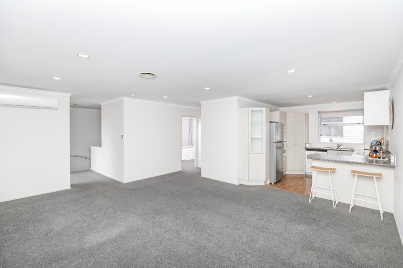 4/11 Beatty Street, Melville, Hamilton - Carousel 2