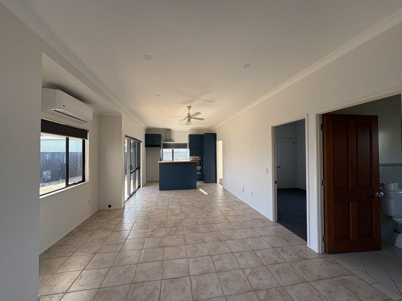 76 Edgewater Drive, Pakuranga, Auckland - Carousel 1