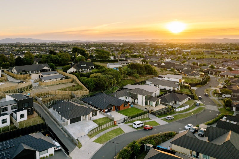 38 Rose Berry Crescent, Flagstaff, Hamilton - Carousel 2